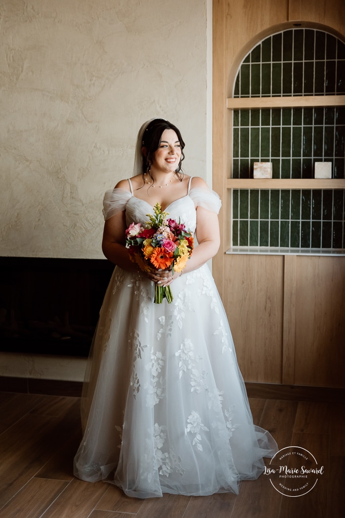 Bridal portrait in hotel lobby. Photographe de mariage au Saguenay. Photographe Saguenay-Lac-Saint-Jean. Auberge Le Parasol. Saguenay wedding photographer.