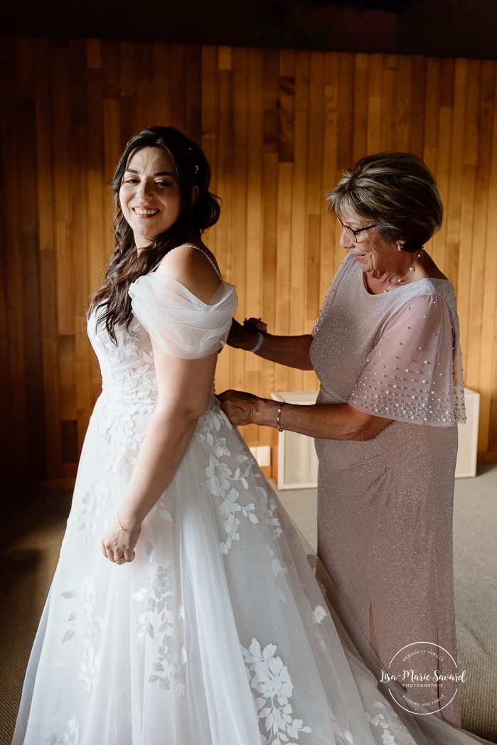 Bride getting ready with bridesmaids inside conference room. Photographe de mariage au Saguenay. Photographe Saguenay-Lac-Saint-Jean. Auberge Le Parasol. Saguenay wedding photographer.