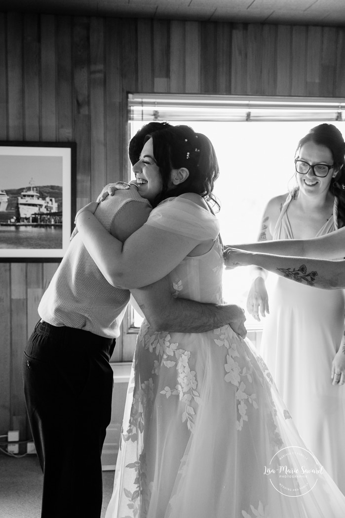 Bride getting ready with bridesmaids inside conference room. Photographe de mariage au Saguenay. Photographe Saguenay-Lac-Saint-Jean. Auberge Le Parasol. Saguenay wedding photographer.