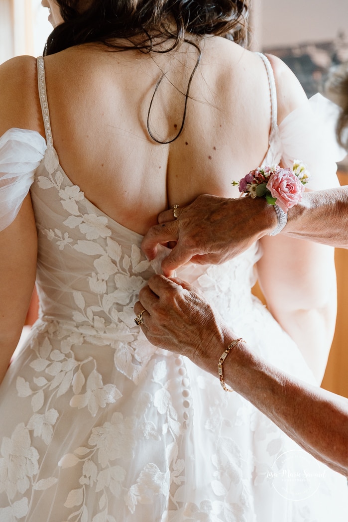 Bride getting ready with bridesmaids inside conference room. Photographe de mariage au Saguenay. Photographe Saguenay-Lac-Saint-Jean. Auberge Le Parasol. Saguenay wedding photographer.