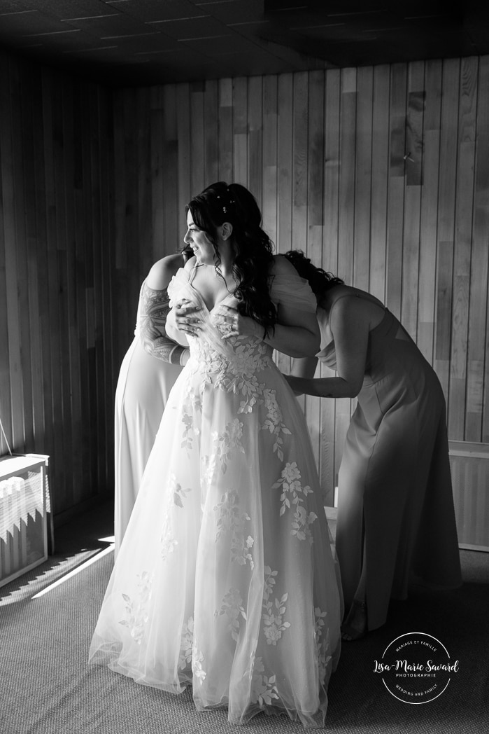Bride getting ready with bridesmaids inside conference room. Photographe de mariage au Saguenay. Photographe Saguenay-Lac-Saint-Jean. Auberge Le Parasol. Saguenay wedding photographer.