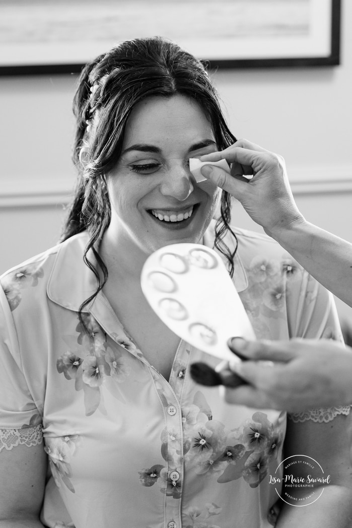 Bride getting ready with bridesmaids inside conference room. Photographe de mariage au Saguenay. Photographe Saguenay-Lac-Saint-Jean. Auberge Le Parasol. Saguenay wedding photographer.