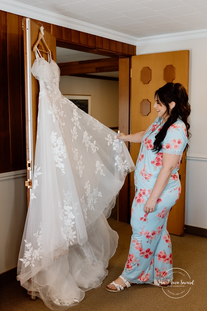 Bride getting ready with bridesmaids inside conference room. Photographe de mariage au Saguenay. Photographe Saguenay-Lac-Saint-Jean. Auberge Le Parasol. Saguenay wedding photographer.