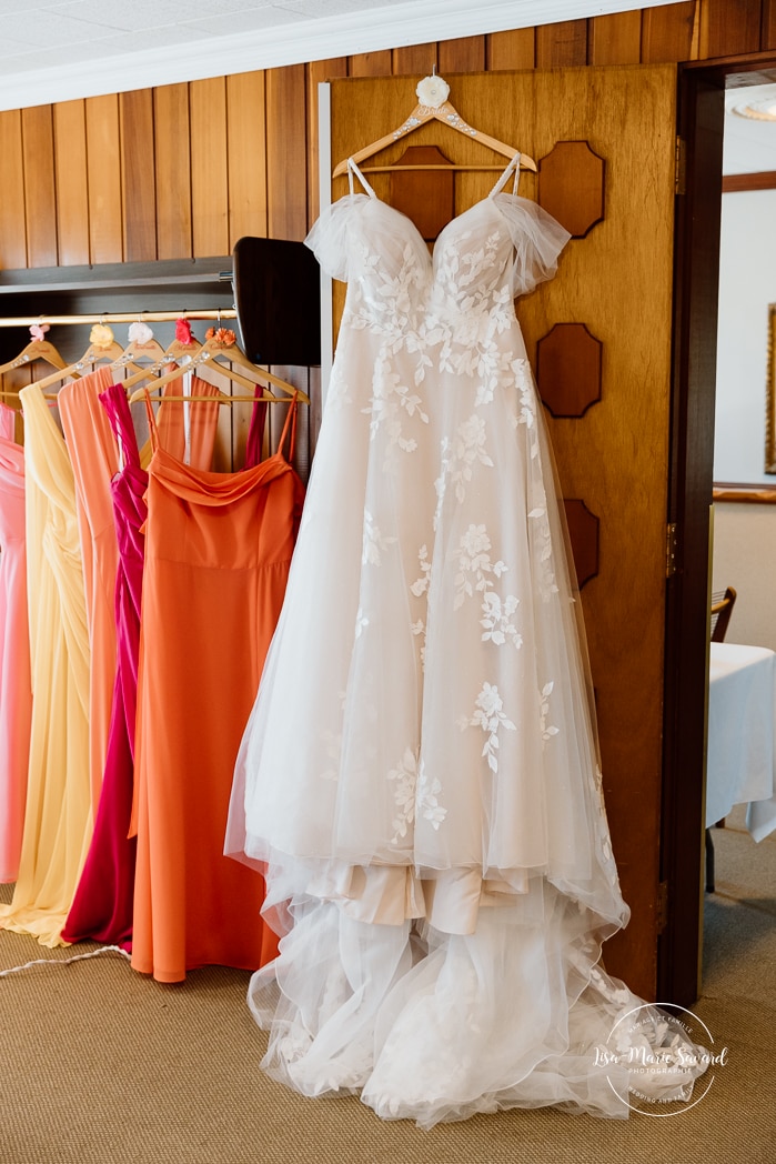 Bride getting ready with bridesmaids inside conference room. Photographe de mariage au Saguenay. Photographe Saguenay-Lac-Saint-Jean. Auberge Le Parasol. Saguenay wedding photographer.