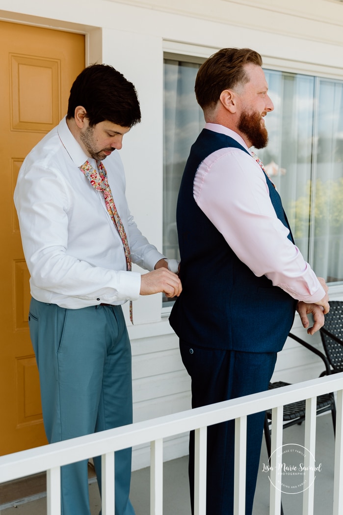 Groom getting ready outside of motel room. Photographe de mariage au Saguenay. Photographe Saguenay-Lac-Saint-Jean. Auberge Le Parasol. Saguenay wedding photographer.