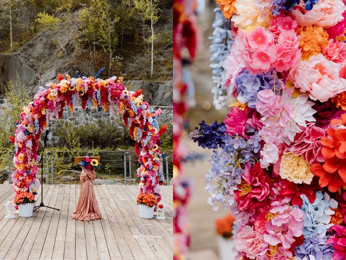 Outdoor wedding ceremony with floral arch. Colorful wedding ideas. Photographe de mariage au Saguenay. Photographe Saguenay-Lac-Saint-Jean. Mariage Pulperie de Chicoutimi. Jardin des Vestiges. Bâtiment 1912. Saguenay wedding photographer.