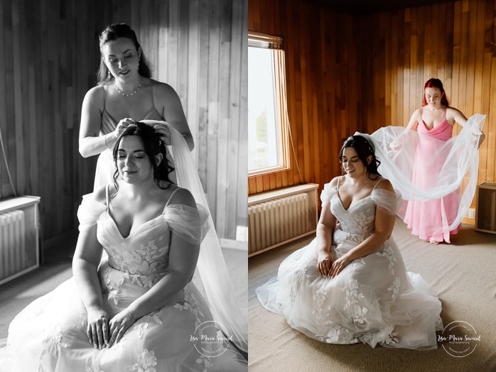 Bride getting ready with bridesmaids inside conference room. Photographe de mariage au Saguenay. Photographe Saguenay-Lac-Saint-Jean. Auberge Le Parasol. Saguenay wedding photographer.