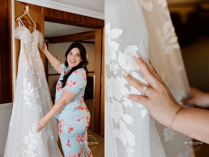 Bride getting ready with bridesmaids inside conference room. Photographe de mariage au Saguenay. Photographe Saguenay-Lac-Saint-Jean. Auberge Le Parasol. Saguenay wedding photographer.