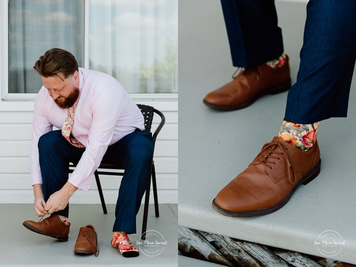 Groom getting ready outside of motel room. Photographe de mariage au Saguenay. Photographe Saguenay-Lac-Saint-Jean. Auberge Le Parasol. Saguenay wedding photographer.