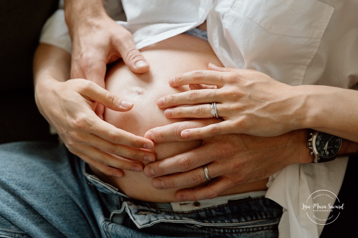 Lifestyle maternity photos. In-home maternity photos. Living room maternity photos. Séance photo lifestyle à Montréal. Photographe de maternité à domicile à Montréal. Montreal lifestyle photoshoot. Montreal in-home maternity photos.
