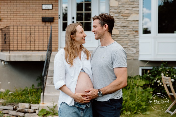 Lifestyle maternity photos. In-home maternity photos. Front porch maternity photos. Séance photo lifestyle à Montréal. Photographe de maternité à domicile à Montréal. Montreal lifestyle photoshoot. Montreal in-home maternity photos.