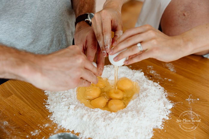 Pasta making maternity photos. Pasta maternity photos. Lifestyle maternity photos. In-home maternity photos. Séance photo lifestyle à Montréal. Photographe de maternité à domicile à Montréal. Montreal lifestyle photoshoot. Montreal in-home maternity photos.