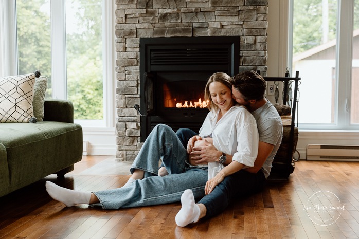 Lifestyle maternity photos. In-home maternity photos. Living room maternity photos. Séance photo lifestyle à Montréal. Photographe de maternité à domicile à Montréal. Montreal lifestyle photoshoot. Montreal in-home maternity photos.