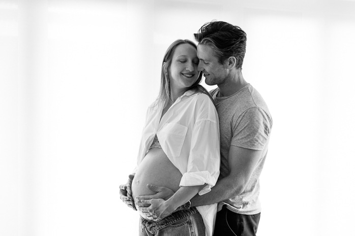 Lifestyle maternity photos. In-home maternity photos. Living room maternity photos. Séance photo lifestyle à Montréal. Photographe de maternité à domicile à Montréal. Montreal lifestyle photoshoot. Montreal in-home maternity photos.