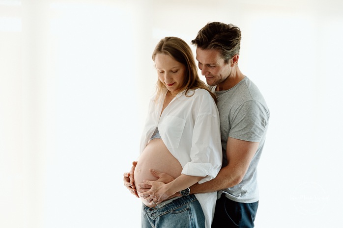 Lifestyle maternity photos. In-home maternity photos. Living room maternity photos. Séance photo lifestyle à Montréal. Photographe de maternité à domicile à Montréal. Montreal lifestyle photoshoot. Montreal in-home maternity photos.
