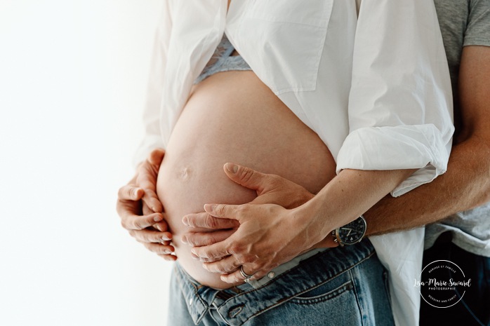 Lifestyle maternity photos. In-home maternity photos. Living room maternity photos. Séance photo lifestyle à Montréal. Photographe de maternité à domicile à Montréal. Montreal lifestyle photoshoot. Montreal in-home maternity photos.