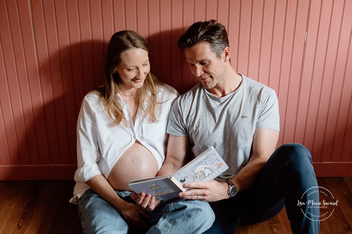 Lifestyle maternity photos. In-home maternity photos. Nursery maternity photos. Séance photo lifestyle à Montréal. Photographe de maternité à domicile à Montréal. Montreal lifestyle photoshoot. Montreal in-home maternity photos.