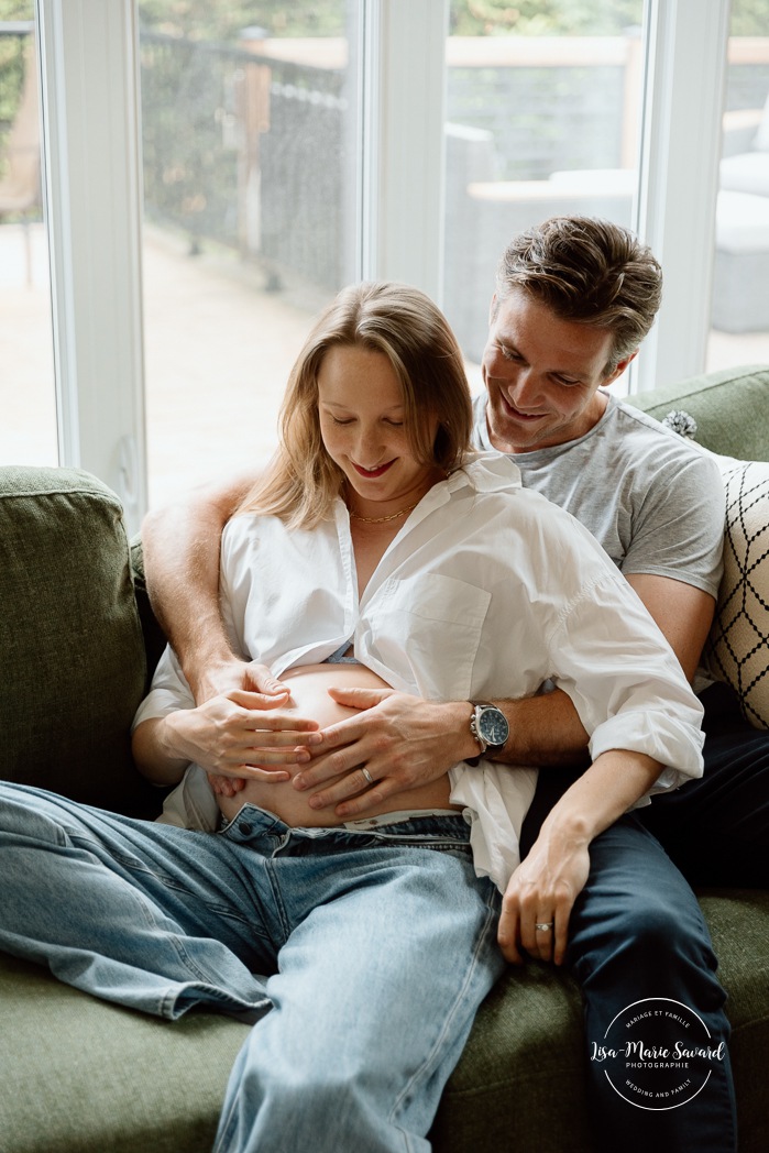 Lifestyle maternity photos. In-home maternity photos. Living room maternity photos. Séance photo lifestyle à Montréal. Photographe de maternité à domicile à Montréal. Montreal lifestyle photoshoot. Montreal in-home maternity photos.
