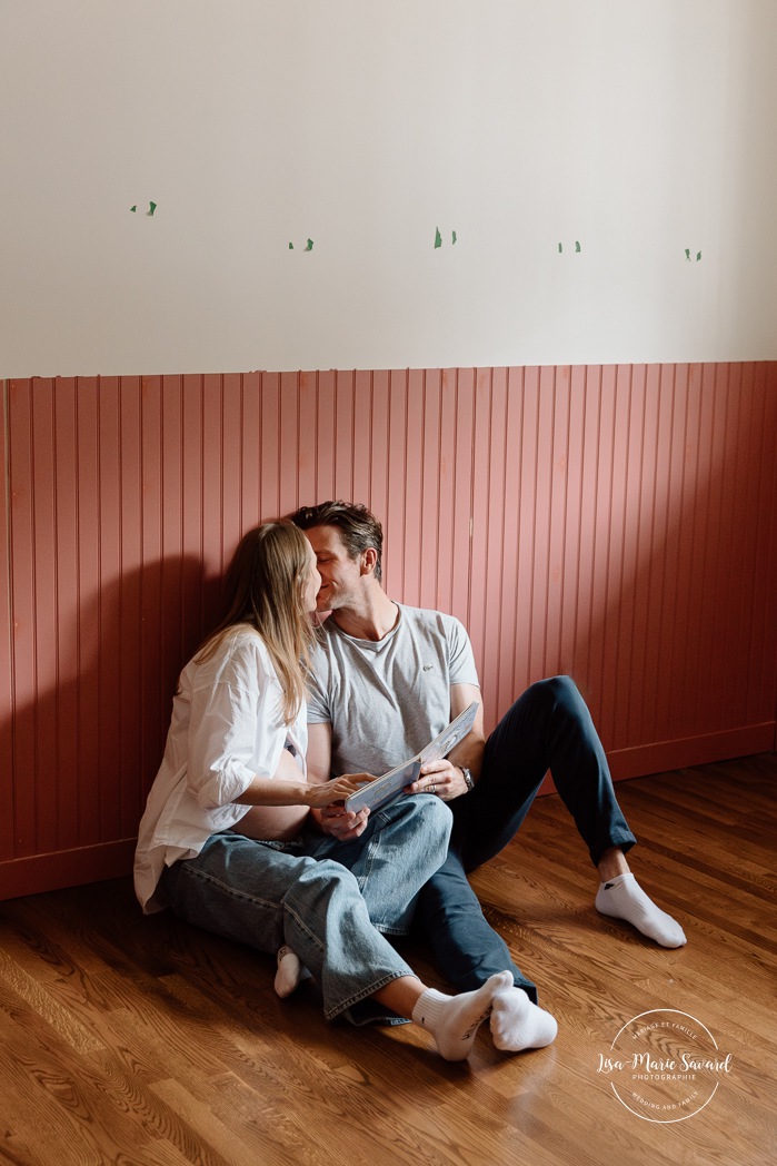 Lifestyle maternity photos. In-home maternity photos. Nursery maternity photos. Séance photo lifestyle à Montréal. Photographe de maternité à domicile à Montréal. Montreal lifestyle photoshoot. Montreal in-home maternity photos.