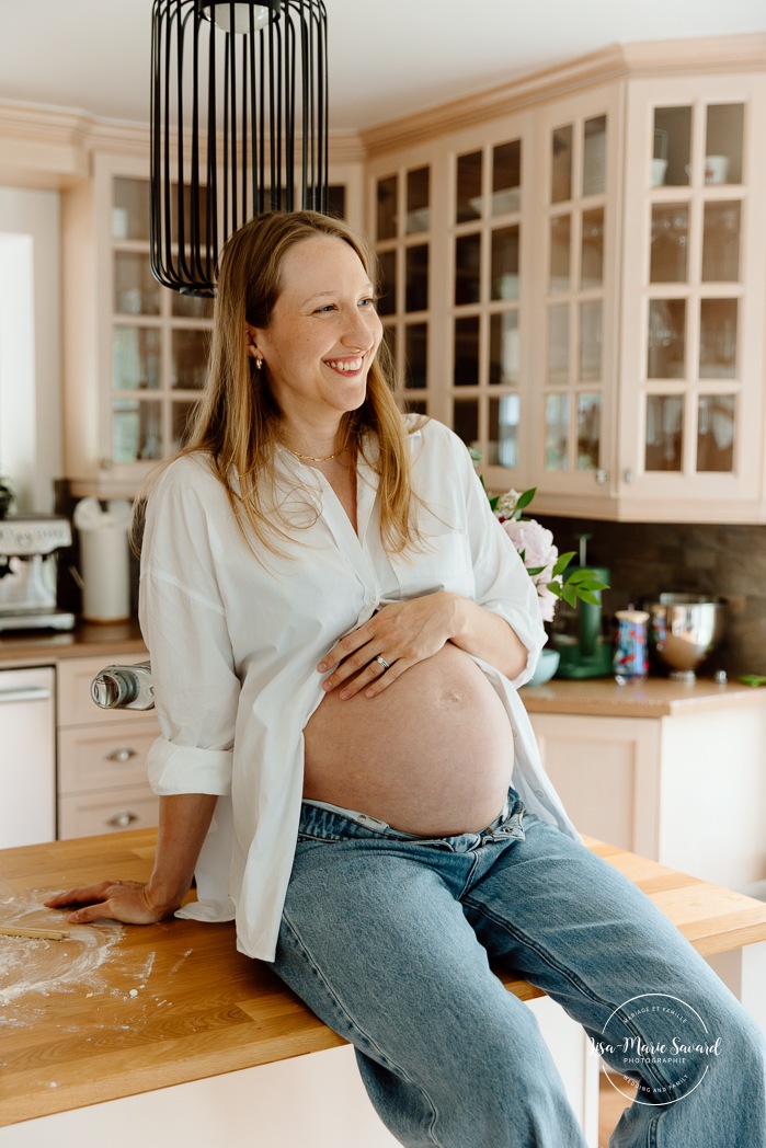 Pasta making maternity photos. Pasta maternity photos. Lifestyle maternity photos. In-home maternity photos. Séance photo lifestyle à Montréal. Photographe de maternité à domicile à Montréal. Montreal lifestyle photoshoot. Montreal in-home maternity photos.