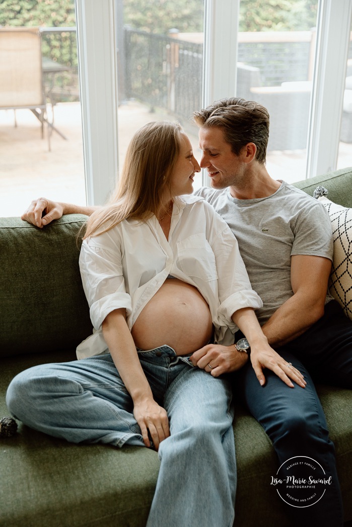 Lifestyle maternity photos. In-home maternity photos. Living room maternity photos. Séance photo lifestyle à Montréal. Photographe de maternité à domicile à Montréal. Montreal lifestyle photoshoot. Montreal in-home maternity photos.