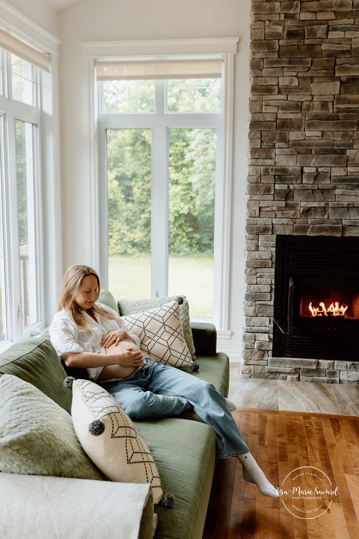 Lifestyle maternity photos. In-home maternity photos. Living room maternity photos. Séance photo lifestyle à Montréal. Photographe de maternité à domicile à Montréal. Montreal lifestyle photoshoot. Montreal in-home maternity photos.