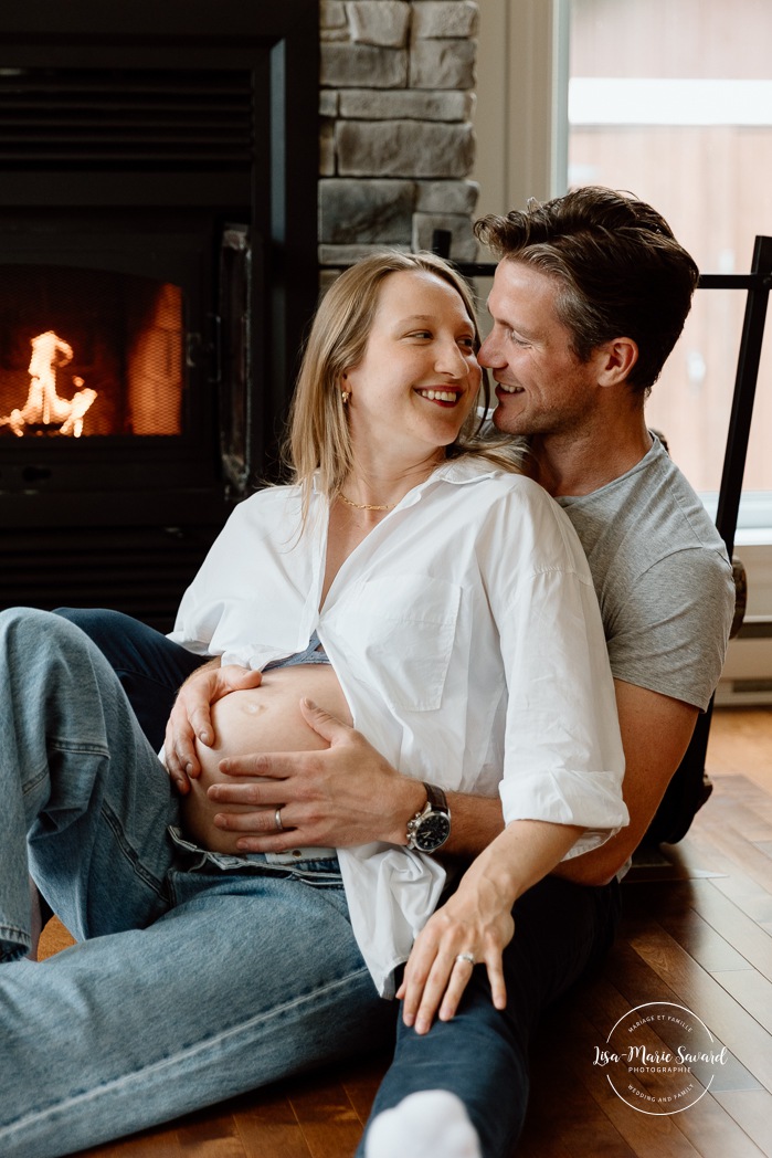 Lifestyle maternity photos. In-home maternity photos. Living room maternity photos. Séance photo lifestyle à Montréal. Photographe de maternité à domicile à Montréal. Montreal lifestyle photoshoot. Montreal in-home maternity photos.