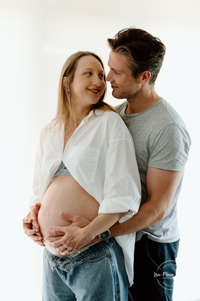 Lifestyle maternity photos. In-home maternity photos. Living room maternity photos. Séance photo lifestyle à Montréal. Photographe de maternité à domicile à Montréal. Montreal lifestyle photoshoot. Montreal in-home maternity photos.