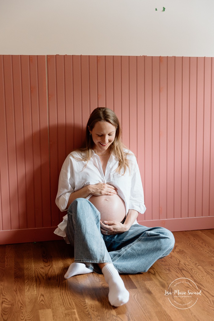 Lifestyle maternity photos. In-home maternity photos. Nursery maternity photos. Séance photo lifestyle à Montréal. Photographe de maternité à domicile à Montréal. Montreal lifestyle photoshoot. Montreal in-home maternity photos.