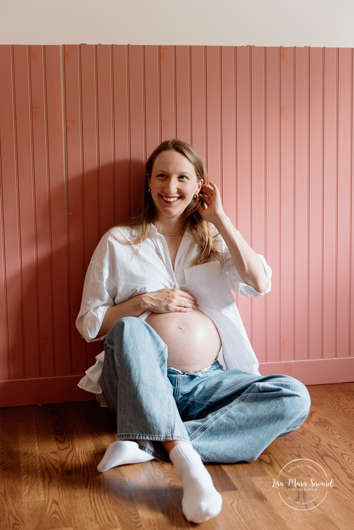 Lifestyle maternity photos. In-home maternity photos. Nursery maternity photos. Séance photo lifestyle à Montréal. Photographe de maternité à domicile à Montréal. Montreal lifestyle photoshoot. Montreal in-home maternity photos.