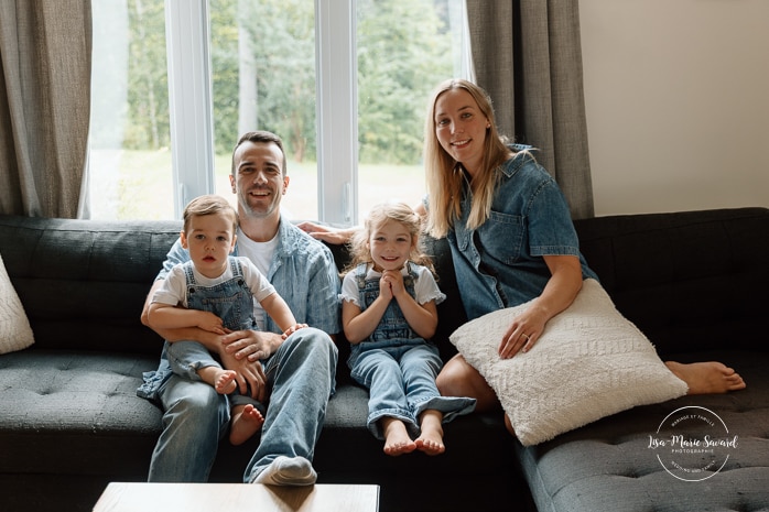 In-home family photos. Living room family photos. Fun family photos ideas. Séance photo lifestyle à Montréal. Montreal lifestyle family session. Photographe famille Montréal. Montreal family photographer.