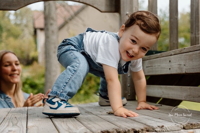 Backyard family photos. Playset family photos. Fun family photos ideas. Séance photo lifestyle à Montréal. Montreal lifestyle family session. Photographe famille Montréal. Montreal family photographer.