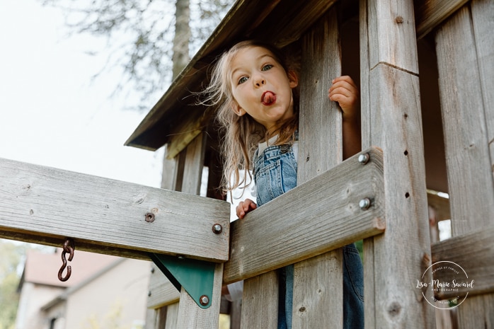 Backyard family photos. Playset family photos. Fun family photos ideas. Séance photo lifestyle à Montréal. Montreal lifestyle family session. Photographe famille Montréal. Montreal family photographer.
