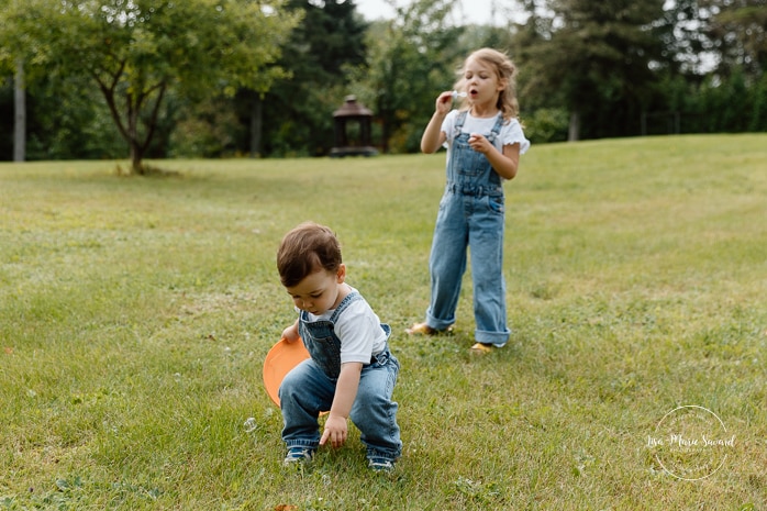 Backyard family photos. Fun family photos ideas. Séance photo lifestyle à Montréal. Montreal lifestyle family session. Photographe famille Montréal. Montreal family photographer.