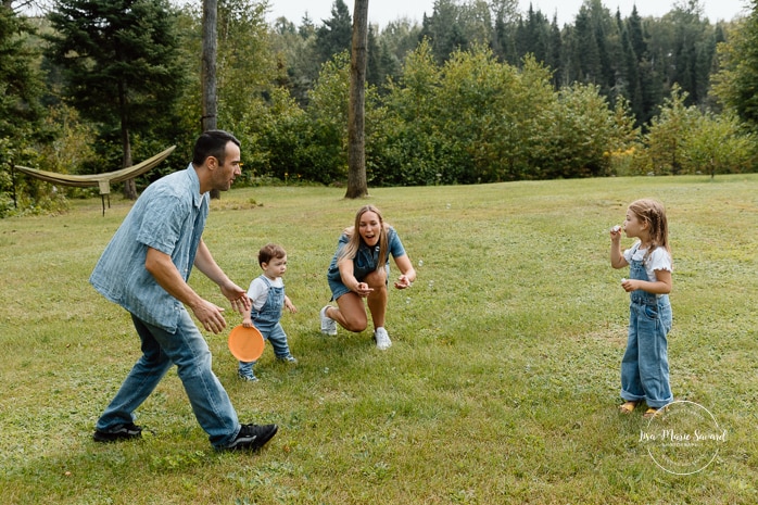 Backyard family photos. Fun family photos ideas. Séance photo lifestyle à Montréal. Montreal lifestyle family session. Photographe famille Montréal. Montreal family photographer.