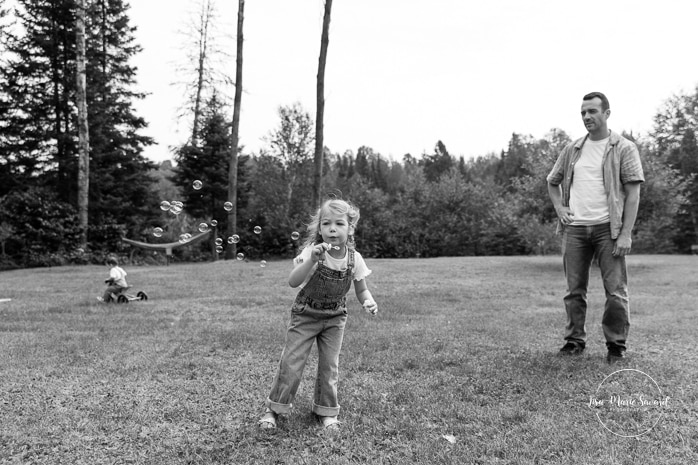 Backyard family photos. Fun family photos ideas. Séance photo lifestyle à Montréal. Montreal lifestyle family session. Photographe famille Montréal. Montreal family photographer.