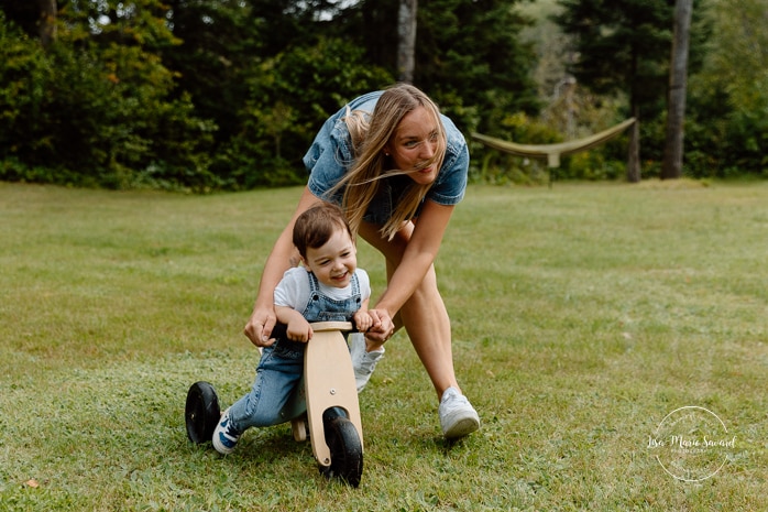 Backyard family photos. Fun family photos ideas. Séance photo lifestyle à Montréal. Montreal lifestyle family session. Photographe famille Montréal. Montreal family photographer.