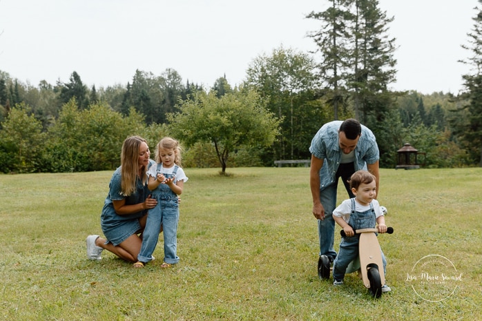 Backyard family photos. Fun family photos ideas. Séance photo lifestyle à Montréal. Montreal lifestyle family session. Photographe famille Montréal. Montreal family photographer.