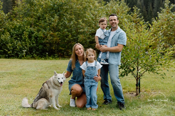 Family photos with dog. Dog family photos. Backyard family photos. Séance photo lifestyle à Montréal. Montreal lifestyle family session. Photographe famille Montréal. Montreal family photographer.