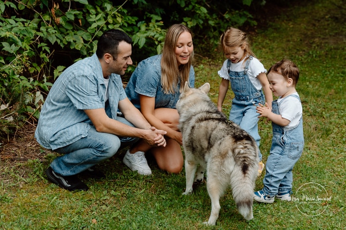 Family photos with dog. Dog family photos. Backyard family photos. Séance photo lifestyle à Montréal. Montreal lifestyle family session. Photographe famille Montréal. Montreal family photographer.