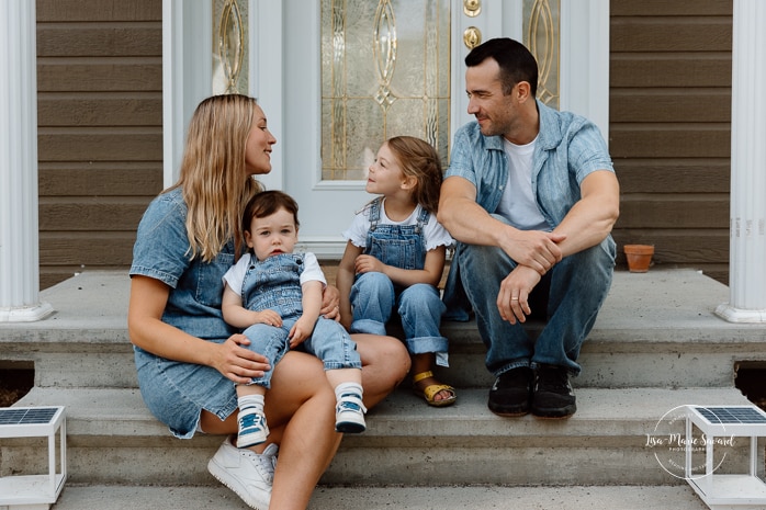 Front step family photos. Porch family photos. Fun family photos ideas. Séance photo lifestyle à Montréal. Montreal lifestyle family session. Photographe famille Montréal. Montreal family photographer.