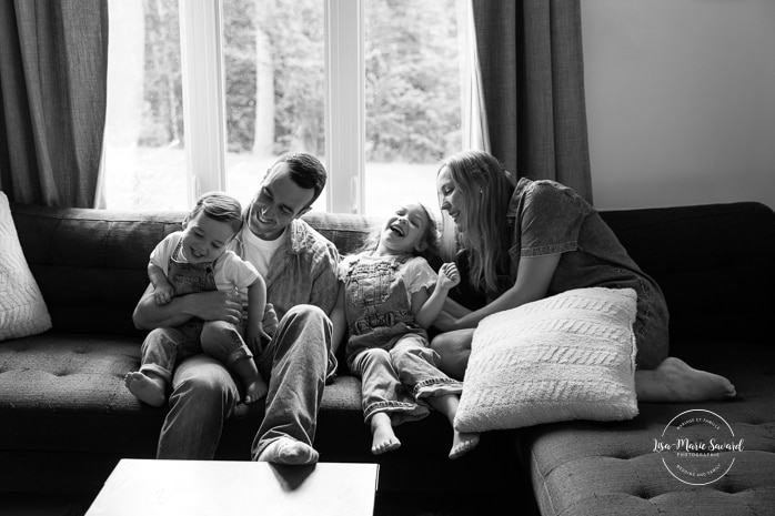 In-home family photos. Living room family photos. Fun family photos ideas. Séance photo lifestyle à Montréal. Montreal lifestyle family session. Photographe famille Montréal. Montreal family photographer.
