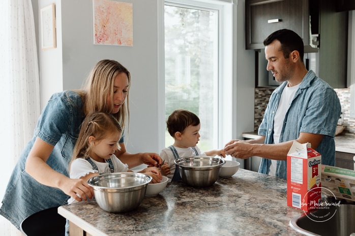 Baking family photos. Cooking family photos. Cuisiner en famille. Séance photo lifestyle à Montréal. Montreal lifestyle family session. Photographe famille Montréal. Montreal family photographer.