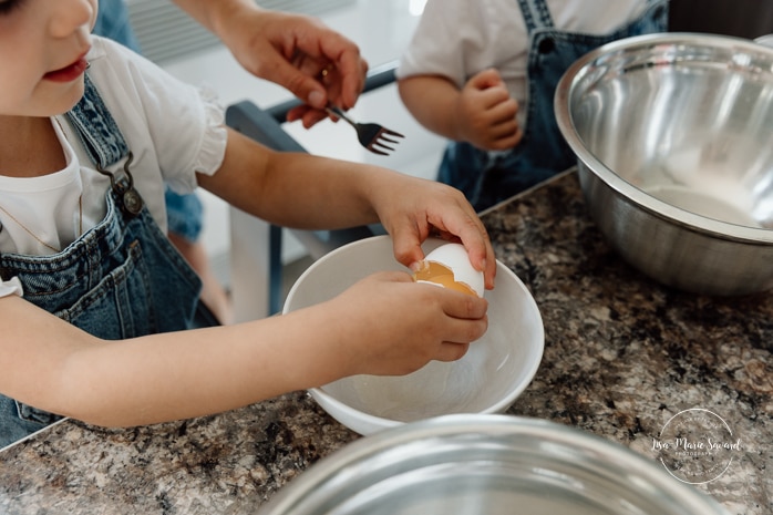 Baking family photos. Cooking family photos. Cuisiner en famille. Séance photo lifestyle à Montréal. Montreal lifestyle family session. Photographe famille Montréal. Montreal family photographer.