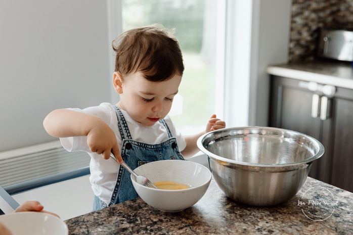 Baking family photos. Cooking family photos. Cuisiner en famille. Séance photo lifestyle à Montréal. Montreal lifestyle family session. Photographe famille Montréal. Montreal family photographer.