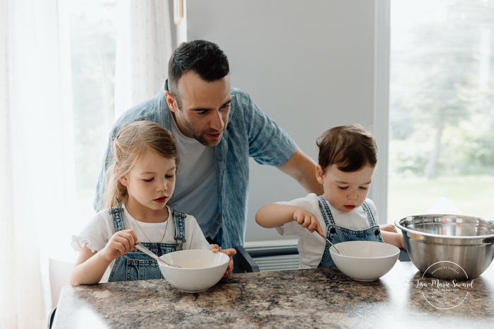 Baking family photos. Cooking family photos. Cuisiner en famille. Séance photo lifestyle à Montréal. Montreal lifestyle family session. Photographe famille Montréal. Montreal family photographer.