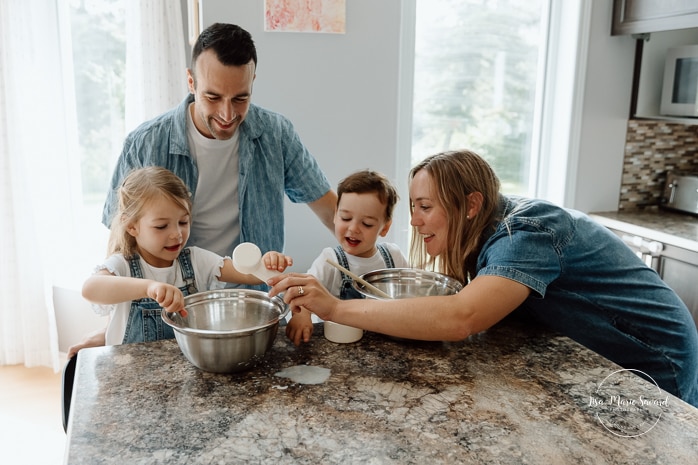 Baking family photos. Cooking family photos. Cuisiner en famille. Séance photo lifestyle à Montréal. Montreal lifestyle family session. Photographe famille Montréal. Montreal family photographer.