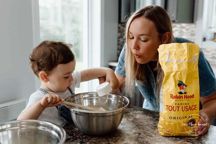 Baking family photos. Cooking family photos. Cuisiner en famille. Séance photo lifestyle à Montréal. Montreal lifestyle family session. Photographe famille Montréal. Montreal family photographer.