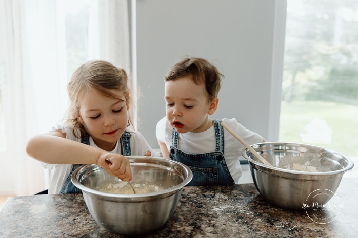 Baking family photos. Cooking family photos. Cuisiner en famille. Séance photo lifestyle à Montréal. Montreal lifestyle family session. Photographe famille Montréal. Montreal family photographer.