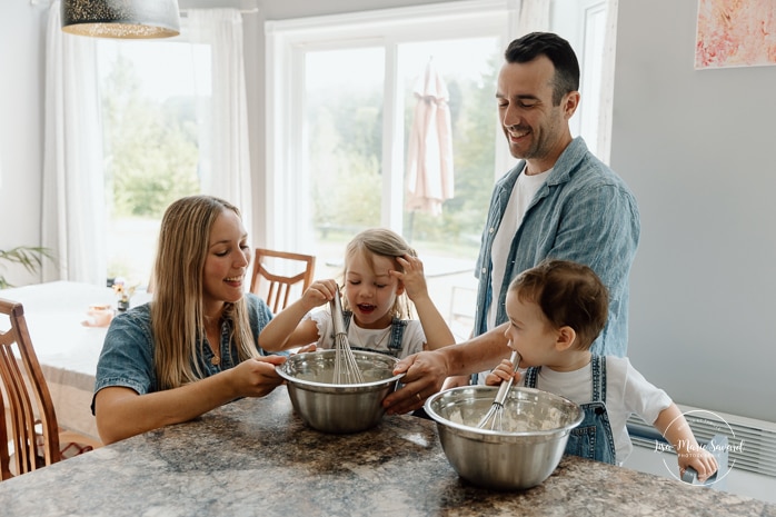 Baking family photos. Cooking family photos. Cuisiner en famille. Séance photo lifestyle à Montréal. Montreal lifestyle family session. Photographe famille Montréal. Montreal family photographer.